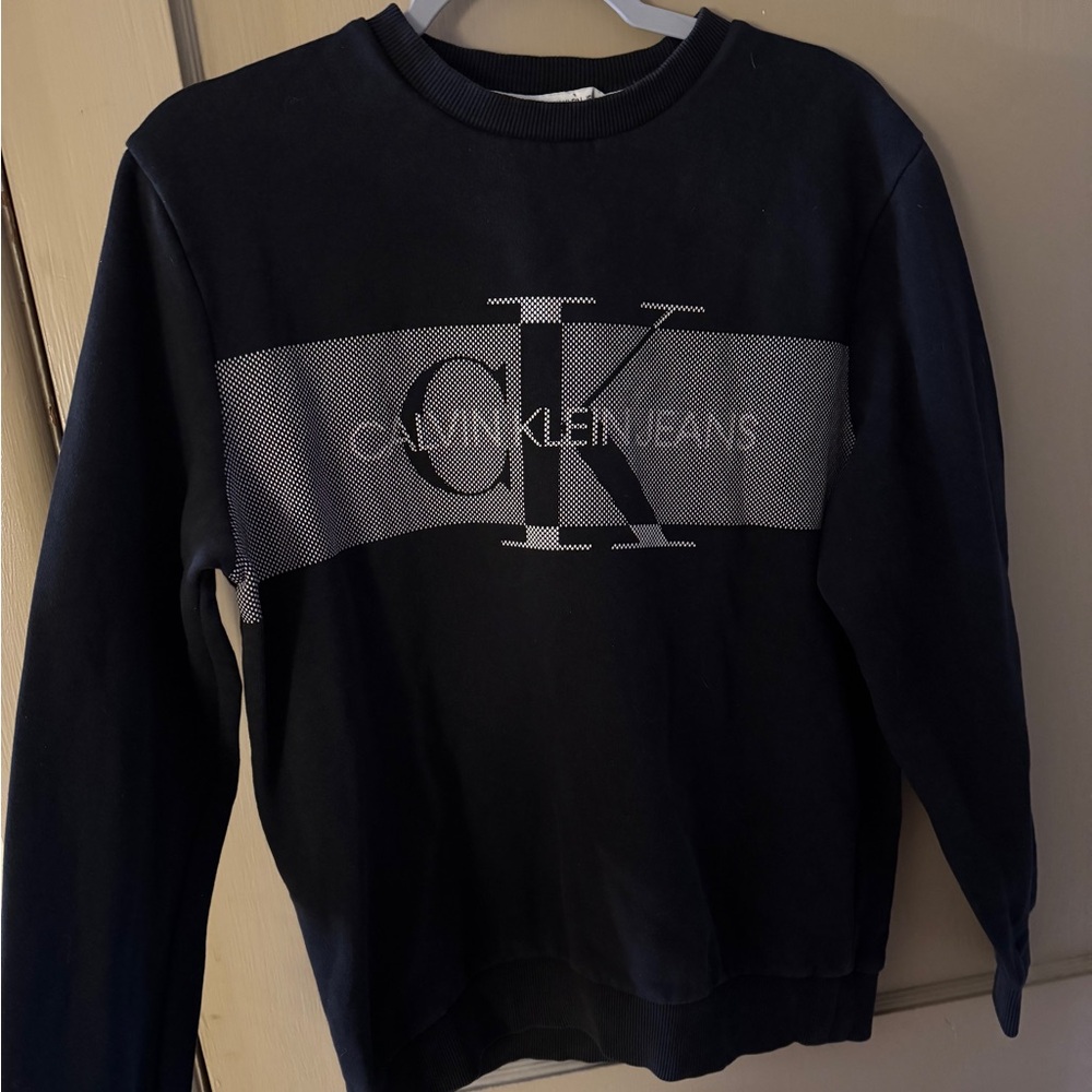 Calvin Klein sweatshirt// crew-neck// Size medium// Unisex// lightly used